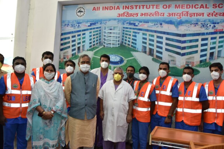 एम्स में सीएम त्रिवेंद्र ने किया हैलीपेड का उद्घाटन, आपात हालात में पहाड़ों से सीधे हेलीकॉप्टर से पहुंचेंगे मरीज, तीन साल में 100 लोगों की बचाई जान