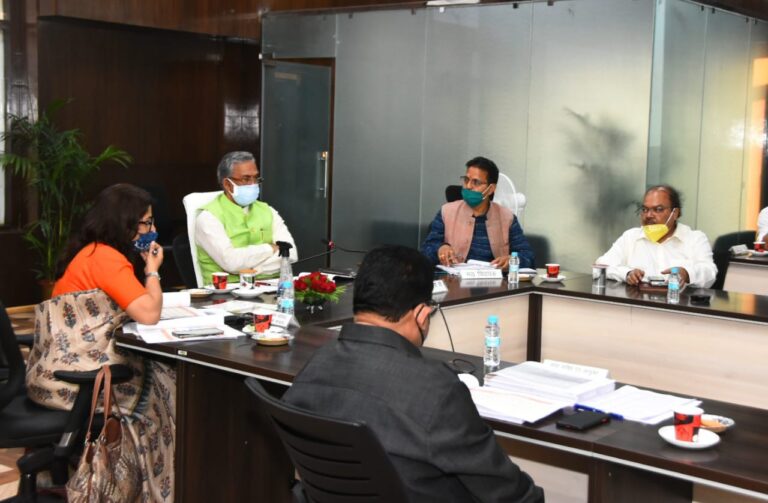 सीएम त्रिवेंद्र के अफसरों को निर्देश, योजनाओं पर कोरोना के असर की भरपाई को दोगुना ताकत से करें काम, सांसद, विधायकों तक समय पर पहुंचाएं सूचना ﻿