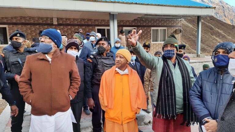 यूपी के सीएम योगी आदित्यनाथ एवं उत्तराखण्ड के मुख्यमंत्री श्री त्रिवेन्द्र सिंह रावत पहुँचे केदारनाथ, केदारनाथ में किये जा रहे पुनर्निर्माण के कार्यों का किया स्थलीय निरीक्षण, केदारनाथ मंदिर में पूजा अर्चना कर देश की खुशहाली की कामना की ﻿