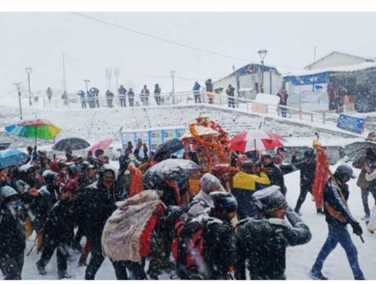 बारिश एवं बर्फवारी के साथ  उत्तर प्रदेश के मुख्यमंत्री योगी आदित्यनाथ एवं प्रदेश के मुख्यमंत्री त्रिवेंद्र सिंह रावत  श्री केदारनाथ धाम  के कपाट शीतकाल के लिए  बंद होने के साक्षी रहे।