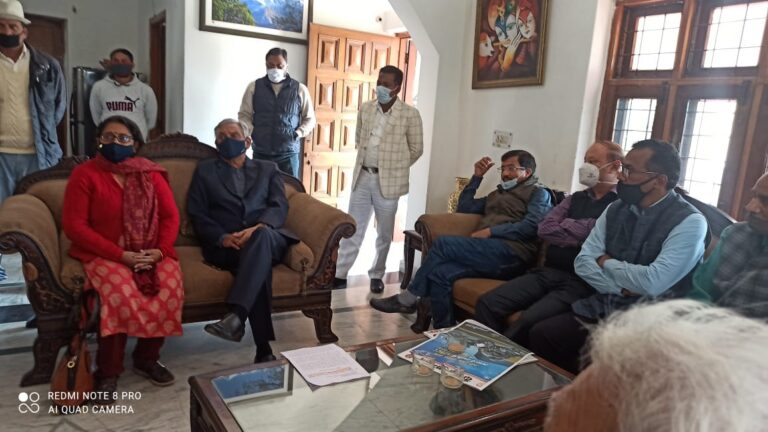 अशासकीय कॉलेज के शिक्षण तथा शिक्षणेतर कर्मचारी अपनी मांगों को लेकर आज प्रदेश के पूर्व मुख्यमंत्री श्री विजय बहुगुणा जी से उनके आवास पर मुलकात की