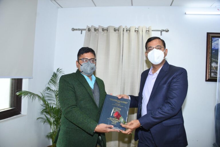 सूचना विभाग के उपनिदेशक नितिन उपाध्याय ने सोशल मीडिया का लोक प्रशासन पर प्रभाव  विषय पर आधारित शोध कार्य की प्रति सचिवालय में सचिव सूचना  और महानिदेशक सूचना को प्रस्तुत की ।