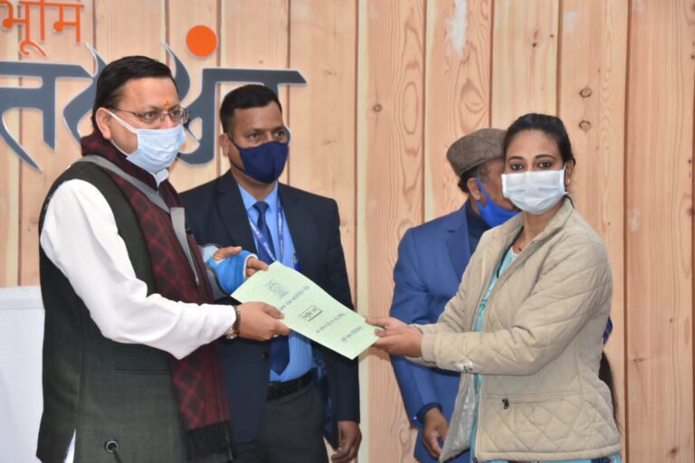 मुख्यमंत्री श्री पुष्कर सिंह धामी ने बुधवार को मुख्यमंत्री आवास में उत्तराखण्ड पॉवर कॉरपोरेशन लि. में अवर अभियंता के पद पर चयनित अभ्यर्थियों को नियुक्ति पत्र प्रदान किए।