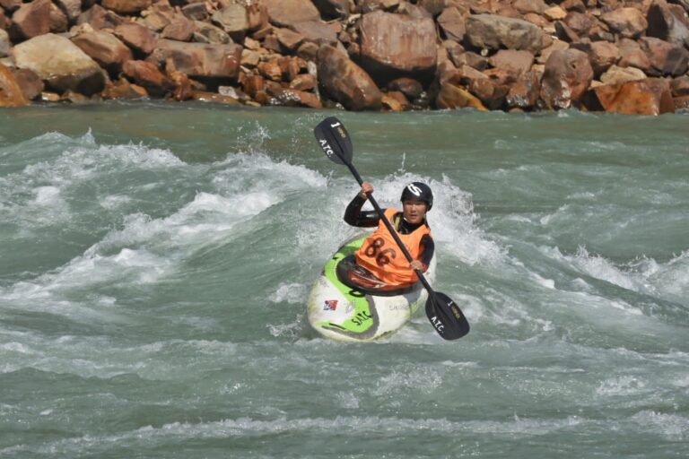 गंगा की लहरों में देश-विदेश के खिलाड़ियों ने दिखाया अपना जौहर, तीन दिवसीय गंगा क्याक महोत्सव का हुआ शुभारंभ