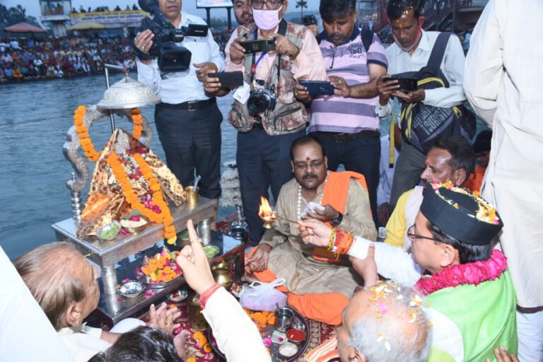 शपथग्रहण के पश्चात  मुख्यमंत्री श्री पुष्कर सिंह धामी ने धर्मनगरी हरिद्वार पहुंच कर हरकी पैड़ी पर मां गंगा का पूजन कर प्रदेश की खुशहाली की कामना की।