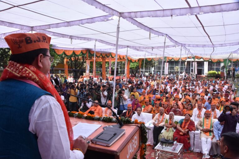 भाजपा के स्थापना दिवस पर निकाली गई शोभा यात्रा में शामिल हुए सीएम पुष्कर धामी |