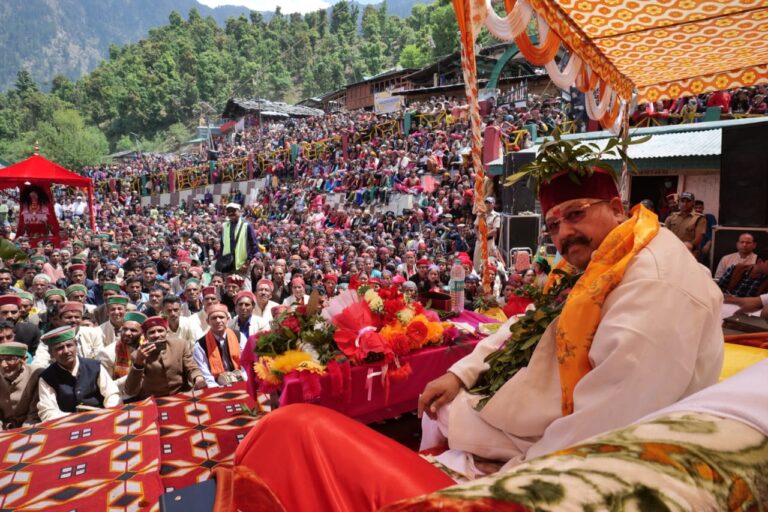 सोमेश्वर महादेव बिशु मेले में पहुंचे कैबिनेट मंत्री सतपाल महाराज, करोड़ों रुपए की विकास योजनाओं पर हो रहा है कामः महाराज