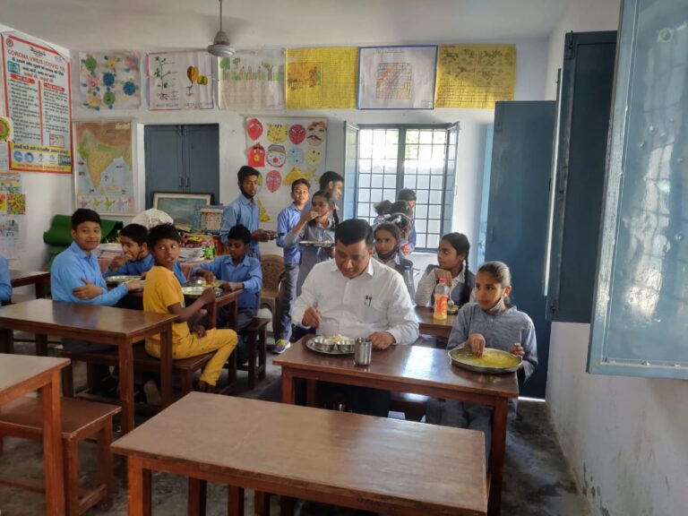 महानिदेशक शिक्षा ने छात्रों के साथ भोजन कर किया पीएम पोषण की पड़ताल