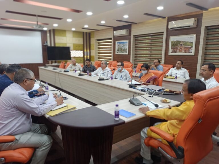 पर्वतीय क्षेत्रों में भी अपने संस्थान खोलें निजी स्कूलः डॉ0 धन सिंह रावत, निजी स्कूल संचालकों के साथ नई शिक्षा नीति लागू करने पर हुई चर्चा, आरटीई गाइडलाइन के तहत निजी स्कूलों में 25 प्रतिशत दाखिले अनिवार्य, गरीब बच्चों के आय प्रमाण पत्र बनाने के लिए तहसील स्तर पर लगेंगे शिविर