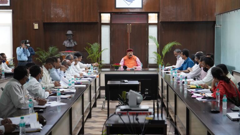 कैबिनेट मंत्री सतपाल महाराज नाराज, बोले बिना अनुमति के कार्य किया तो होगी कठोर कार्यवाही, योजनायें बनाते समय भाजपा सरकार के दृष्टि पत्र का संज्ञान अवश्य लें अफसर