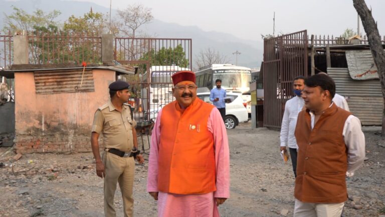 पर्यटन मंत्री सतपाल महाराज ने चार धाम यात्रा तैयारियों को परखा, यात्रा व्यवस्थाओं को चाक-चौबंद करने के दिए निर्देश, किया औचक निरीक्षण