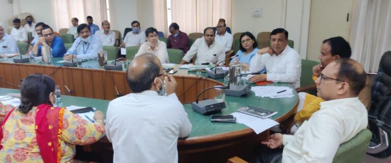 आवासीय विद्यालयों के लिये बनेगी पृथक नियमावलीः डॉ0 धन सिंह रावत, विद्यालयों की वास्तविक स्थिति का मूल्यांकन करेंगे अधिकारी, एक माह में 5-5 स्कूलों में जाकर स्थापित करें संवाद, अधूरे पड़े निर्माण कार्यों को शीघ्र पूरा करने के निर्देश