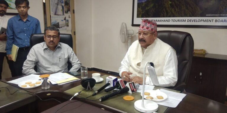 हेली सेवा के नाम पर पर्यटकों को ठगने वालों के खिलाफ हो सख्त एक्शन, पवित्र चारधाम में साफ-सफाई का रखें विशेष ध्यान: सतपाल महाराज