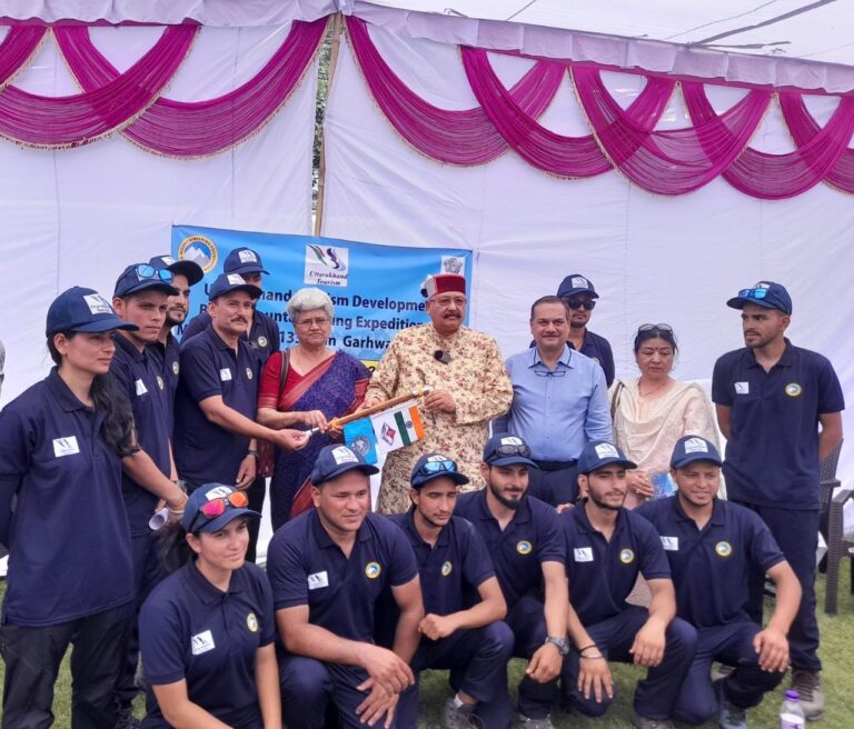 पर्वतारोहण अभियान दल को पर्यटन मंत्री ने हरी झंडी दिखाकर किया रवाना, पर्वतारोहण दल के 12 सदस्य 20 दिन तक करेंगे श्रीकंठ पर्वत पर चढ़ाई