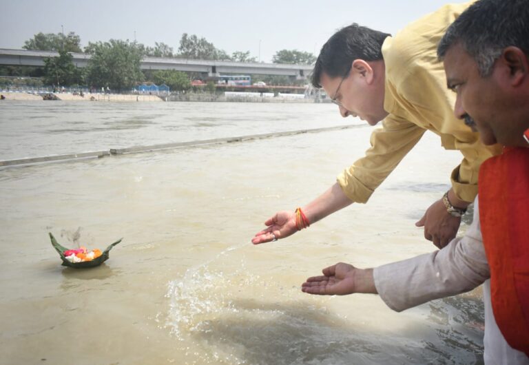 सीएम पुष्कर धामी पहुंचे कनखल स्थित शंकराचार्य आश्रम में जगत्गुरू शंकराचार्य राजराजेश्वराश्रम, ओमघाट पर किया पंच स्नान