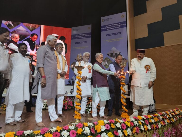 राज्य में बांधों की सुरक्षा के होंगे उचित इंतजाम, महाराज ने नहरों के जीर्णोद्धार हेतु मानकों में शिथिलीकरण हेतु सौंपा पत्र, सिंचाई मंत्री ने किया डैम सेफ्टी गवर्नेस कार्यशाला में प्रतिभाग