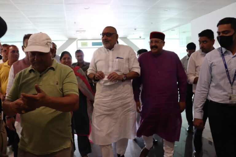 महाराज ने ढोल दमाऊ के साथ किया केंद्रीय पंचायती मंत्री का स्वागत