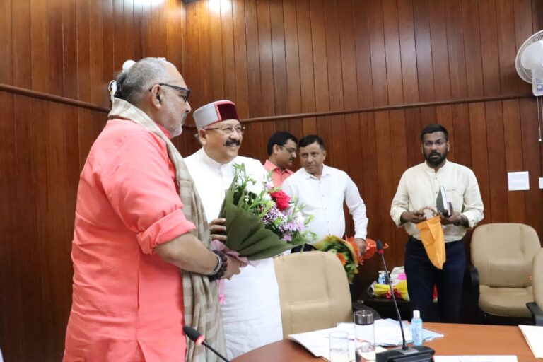 केंद्रीय मंत्री का पंचायतों में जन सहभागिता पर जोर, महाराज ने पीएमजीएसवाई की खराब गुणवत्तायुक्त सड़कों के मामला की दी जानकारी