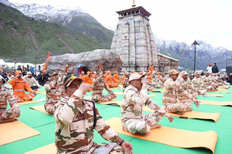 श्री बदरीनाथ, केदारनाथ, गंगोत्री, यमुनोत्री धाम में तीर्थयात्रियों सहित गणमान्य व्यक्तियों ने योग दिवस मनाया ।