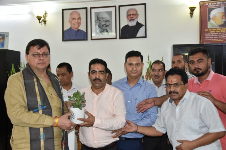 सचिवालय संघ ने सीएम पुष्कर धामी को दी चंपावत जीत की बधाई, साथ ही याद दिलाई पुरानी मांगें, जल्द कार्रवाई की मांग