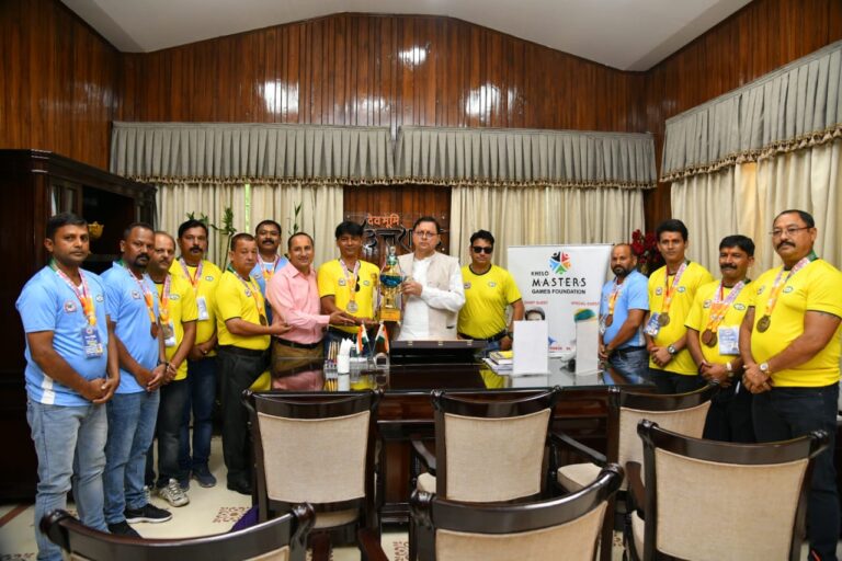 फुटबाल खिलाड़ियों का सीएम धामी ने किया सम्मान, नेशनल खेलो मास्टर्स गेम्स में स्वर्ण और कांस्य पदक जीत कर लौटी है टीम