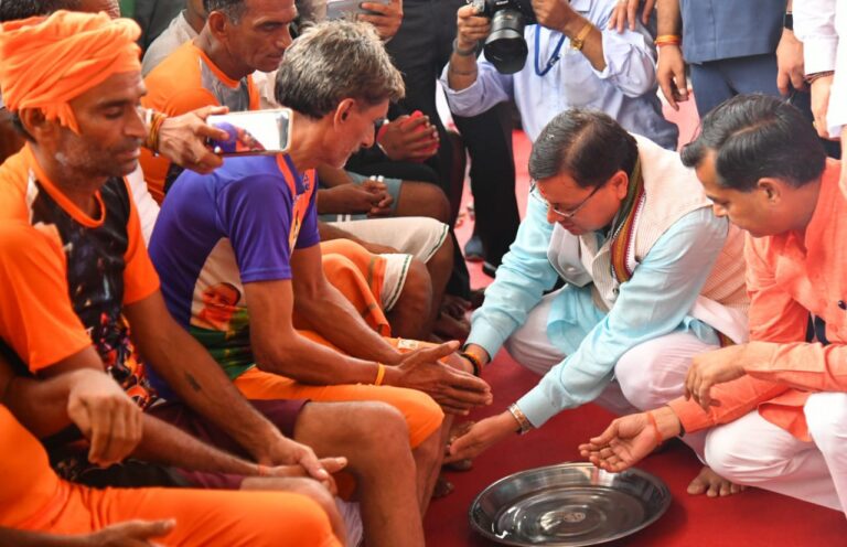 मुख्य सेवक की भूमिका का पूरी शिद्दत से निर्वहन करते सीएम पुष्कर, कांवड़ यात्रा में आए शिव भक्तों के पैर धोकर, गंगाजली देकर किया स्वागत