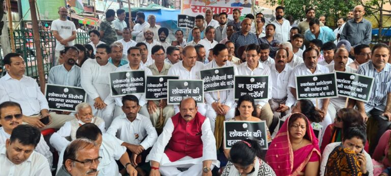 केंद्र सरकार पर लगाया कांग्रेस नेताओं के उत्पीड़न का आरोप, कांग्रेस नेताओं ने घंटाघर के पास सत्याग्रह कर जताया विरोध, केंद्रीय एजेंसियों की भूमिका पर उठाए सवाल, केंद्र सरकार को घेरा