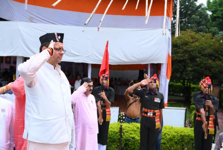 शौर्य दिवस पर मुख्यमंत्री श्री पुष्कर सिंह धामी ने  शहीद स्मारक पर कारगिल शहीदों को श्रद्धांजलि अर्पित की।