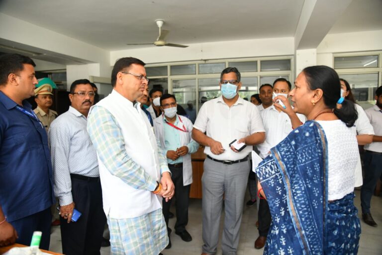 मुख्यमंत्री श्री पुष्कर सिंह धामी ने सचिवालय में चल रहे कोविड टीकाकरण कैम्प का निरीक्षण किया।  इस अवसर पर कोविड टीकाकरण अभियान से जुड़े स्वास्थ्य कार्मिकों का उत्साह वर्धन किया।