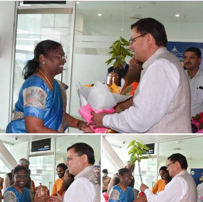 राष्ट्रपति पद की उम्मीदवार श्रीमती द्रौपदी मुर्मू के उत्तराखंड आगमन पर मुख्यमंत्री श्री पुष्कर सिंह धामी ने जौलीग्रांट एयरपोर्ट पर उनका स्वागत किया।