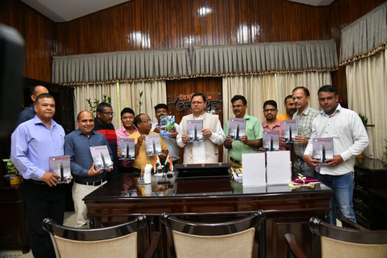 मुख्यमंत्री श्री पुष्कर सिंह धामी ने सोमवार को मुख्यमंत्री कैम्प कार्यालय में उत्तरांचल प्रेस क्लब की स्मारिका का विमोचन किया।