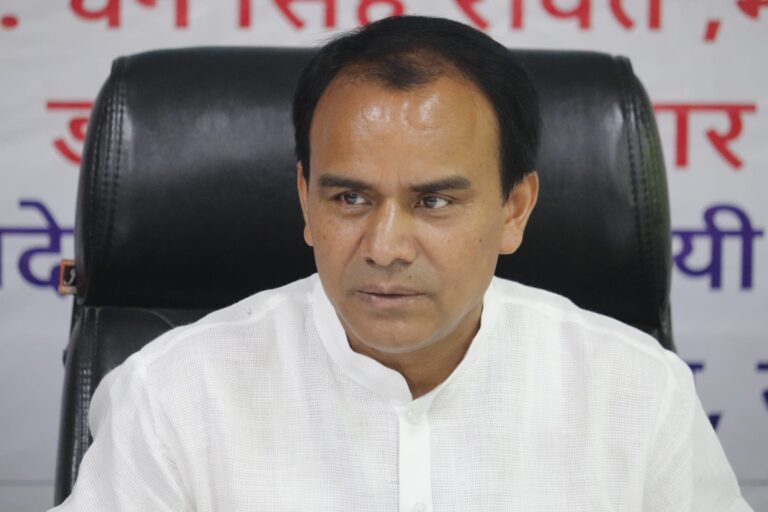 रेल परियोजना प्रभावितों को शीघ्र दें मुआवजाः डॉ0 धन सिंह रावत श्रीनगर बस अड्डा एवं पार्किंग के निर्माण कार्यों में लायें तेजी जिला प्रशासन एवं रेल निगम के अधिकारियों की बैठक में दिये निर्देश