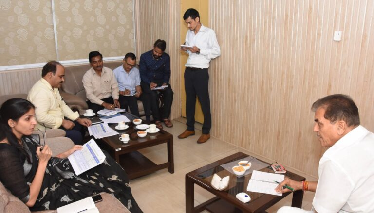 अफसरों ने शहरी विकास मंत्री को दिखाई स्मार्ट सिटी के सुनहरे सपने, पटरी से उतर चुकी व्यवस्थाओं को चाक चौबंद करने के दिखाए सपने