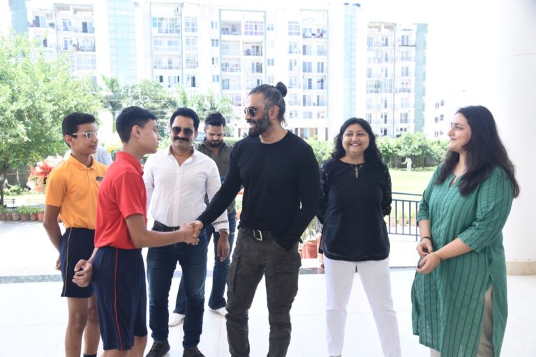 दून स्कॉलर्स स्कूल पहुंचे बॉलीवुड स्टार सुनील शेट्टी, स्कूल में बच्चों को दी जा रही सुविधाओं को बताया वर्ल्ड क्लास, बच्चों के साथ साझा किए अनुभव