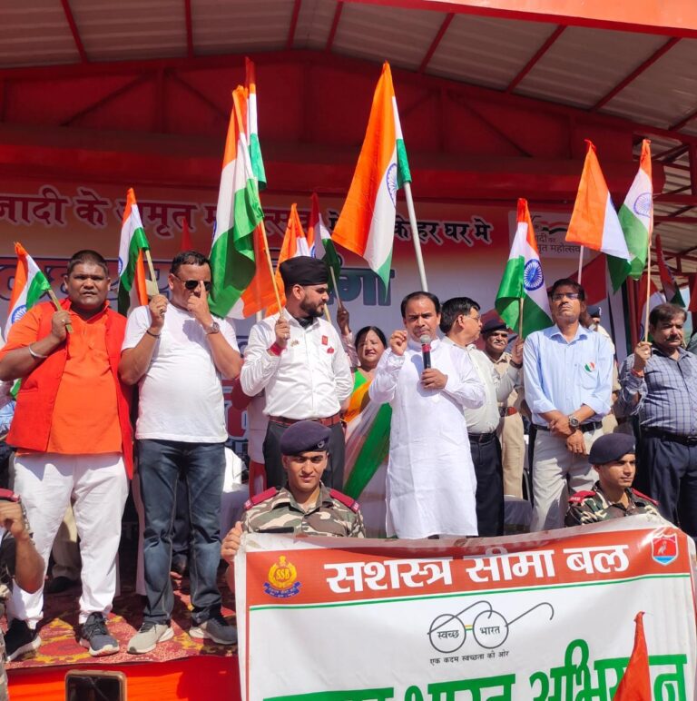 श्रीनगर में निकली तिरंगा यात्रा, कैबिनेट मंत्री डॉ0 धन सिंह रावत ने किया यात्रा का शुभारम्भ, कहा, ‘तिरंगा’हमारे मान, सम्मान और अभिमान का प्रतीक, तिरंगा यात्रा में शामिल हुये सैकड़ों स्कूली बच्चे और एसएसबी जवान