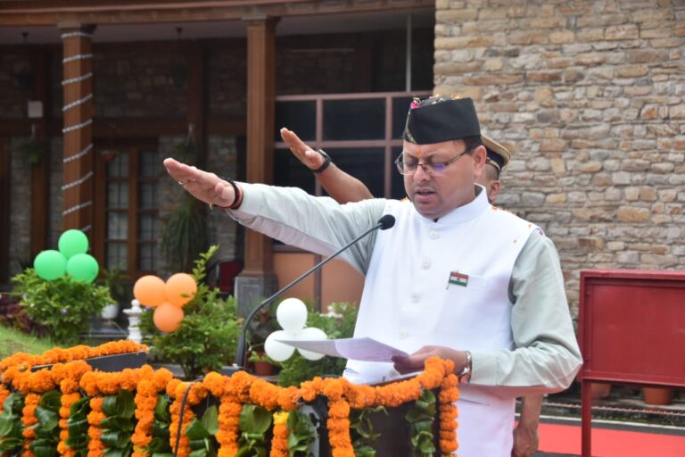 मुख्यमंत्री श्री पुष्कर सिंह धामी ने स्वतंत्रता की 75वीं वर्षगांठ के अवसर पर मुख्यमंत्री आवास में ध्वजारोहण किया।