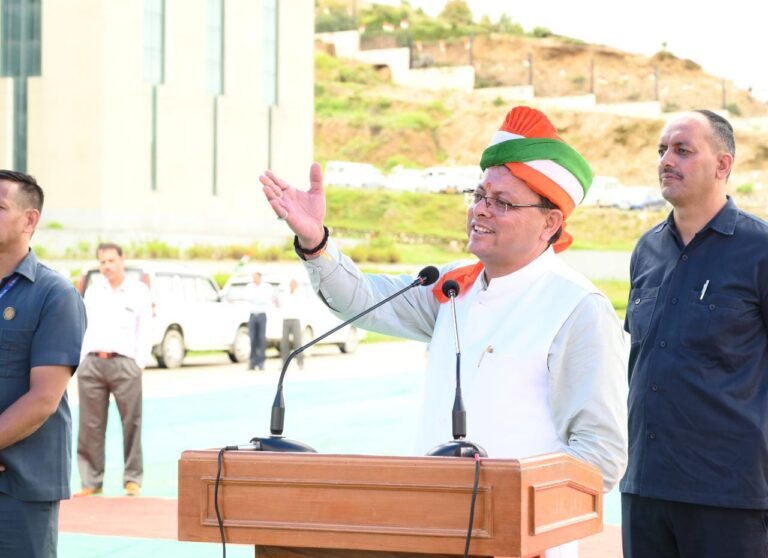 विधानसभा गैरसैंण के प्रांगण से अपने संबोधन में मुख्यमंत्री श्री पुष्कर सिंह धामी ने आजादी की 75वीं गौरवशाली वर्षगांठ की बधाई एवं शुभकामनाएं दी।