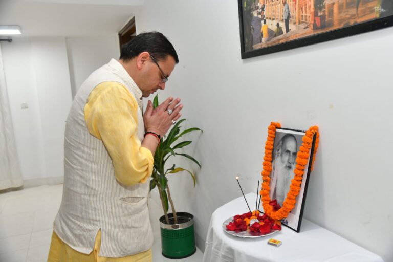 मुख्यमंत्री श्री पुष्कर सिंह धामी ने स्व. श्री इंद्रमणि बडोनी जी की पुण्य तिथि पर पुष्पांजलि अर्पित कर श्रद्धांजलि दी।