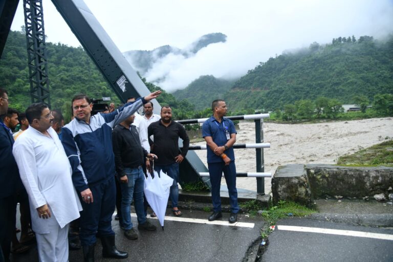 आपदा ग्रस्त क्षेत्रों का निरीक्षण करने मौके पर पहुंचे सीएम धामी, कहीं पैदल, तो कहीं जेसीबी पर बैठ प्रभावितों तक पहुंचे सीएम पुष्कर, अफसरों को प्रभावितों को हर संभव मदद पहुंचाने के निर्देश
