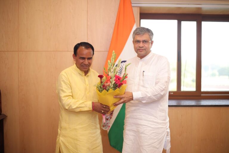 केंद्रीय रेल मंत्री से मिले कैबिनेट मंत्री डॉ0 धन सिंह रावत, ऋषिकेश-कर्णप्रयाग रेलवे प्रोजेक्ट में सर्किल रेट बढ़ाने की रखी मांग, कहा, लारा कोर्ट के निर्णयों के तहत प्रभावितों को मिले मुआवजा, केन्द्रीय मंत्री से भारत नेट प्रोजेक्ट से प्रदेश की पंचायतों को जोड़ने का किया आग्रह