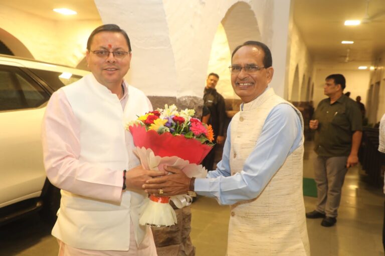 मुख्यमंत्री श्री पुष्कर सिंह धामी ने मध्य प्रदेश के मुख्यमंत्री श्री शिवराज सिंह चौहान से आज उनके निवास पर शिष्टाचार भेंट की।