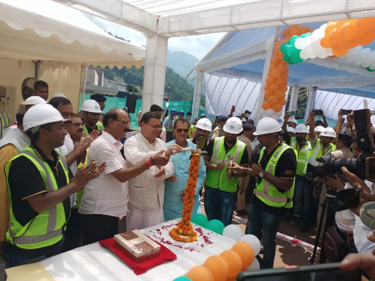 मुख्यमंत्री श्री पुष्कर सिंह धामी द्वारा ऋषिकेश-कर्णप्रयाग रेल लाइन के अंतर्गत रेलवे प्रोजेक्ट का पहला गूलर से शिवपुरी टनल ब्रेक-थ्रू का दीपक प्रज्वलित कर उदघाटन किया गया।