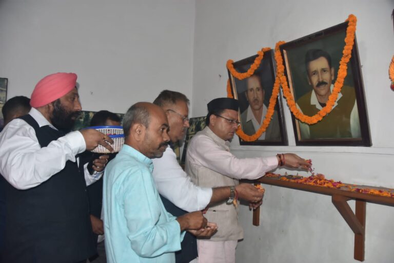 मुख्यमंत्री श्री पुष्कर सिंह धामी ने मसूरी में शहीद स्मारक पर पुष्पचक्र अर्पित कर शहीद राज्य आन्दोलनकारियों को श्रद्धांजलि दी।