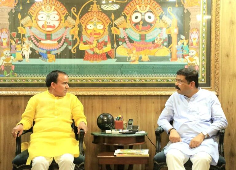 उच्च शिक्षा में इस सत्र से लागू होगी राष्ट्रीय शिक्षा नीति, डॉ धन सिंह रावत, केन्द्रीय मंत्री धर्मेंद्र प्रधान से की मुलाकात, गढ़वाल केन्द्रीय विश्वविद्यालय के कार्मिकों की मांगों से कराया अवगत