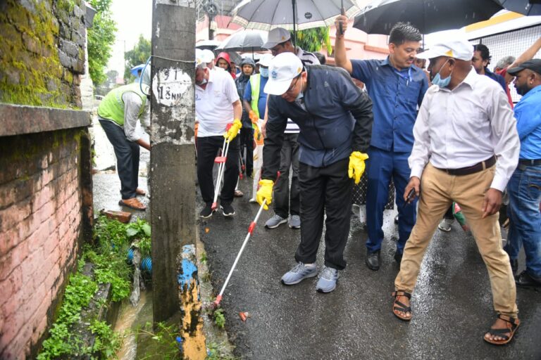 पीएम मोदी के जन्मदिन पर सीएम धामी ने पेश की नजीर, देहरादून में शहीद मेजर चित्रेश बिष्ट और शहीद मेजर विभूति के परिजनों से भेंट कर जानी कुशलक्षेम, सेना और सेवा के प्रति समर्पित धामी ने पीएम के जन्मदिन पर शहीदों को किया नमन, शहीदों के घरों के बाहर चलाया स्वच्छता अभियान