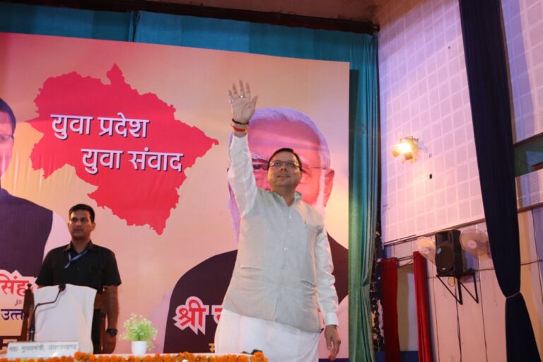 मुख्यमंत्री श्री पुष्कर सिंह धामी ने रविवार को गोविंद बल्लभ पंत कृषि  एवं प्रौद्योगिकी विश्वविद्यालय के गांधी हॉल में पहुंचकर सेवा पखवाड़े के अंतर्गत आयोजित युवा संवाद कार्यक्रम में प्रतिभाग किया।