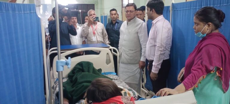 मुख्यमंत्री पुष्कर सिंह धामी रविवार को खटीमा नागरिक अस्पताल पहुंच खटीमा क्षेत्र में आकाशीय बिजली गिरने से घायल महिलाओं से मुलाकात की, एवं उनका हाल जाना