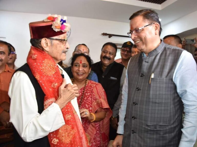 मुख्यमंत्री श्री पुष्कर सिंह धामी ने पूर्व मुख्यमंत्री मेजर जनरल (से.नि.) श्री भुवन चन्द्र खण्डूरी से भेंट कर उन्हें जन्म दिवस की बधाई एवं शुभकामनाएं दी।