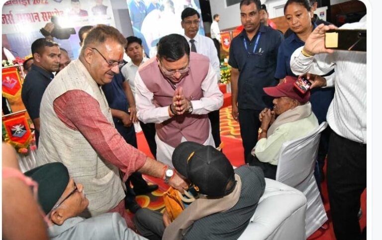 पूर्व सैनिकों के बीच पहुंच कर भावुक हुए सीएम पुष्कर धामी, बोले आप बुजुर्ग मेरे पिता समान, सीएम का सरल भाव देख पूर्व सैनिक भी हुए गदगद, सीएम बोले सैन्य अधिकारियों को भी मिलेगी हाउसटैक्स में छूट