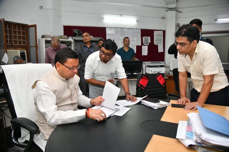 पौङी जिले में बस दुर्घटना की सूचना मिलते ही मुख्यमंत्री पुष्कर सिंह धामी सचिवालय स्थित आपदा कंट्रोल रूम पहुंचे।